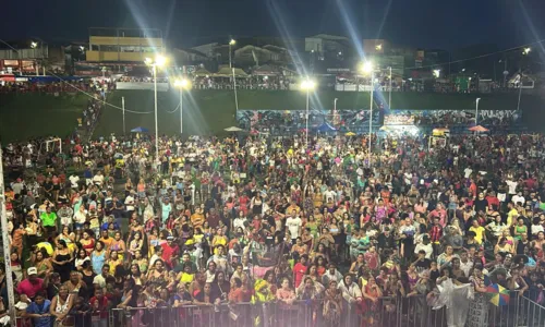  				 					Nos braços do povo: Davi agita multidão durante festa em Cajazeiras 				 				