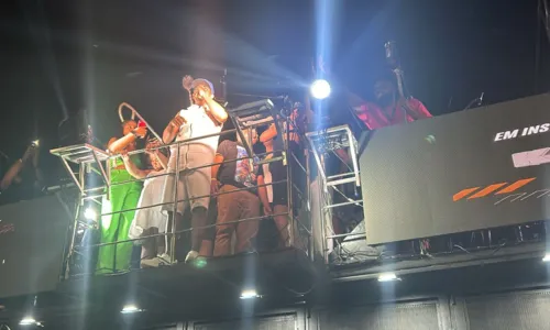  				 					Nos braços do povo: Davi agita multidão durante festa em Cajazeiras 				 				