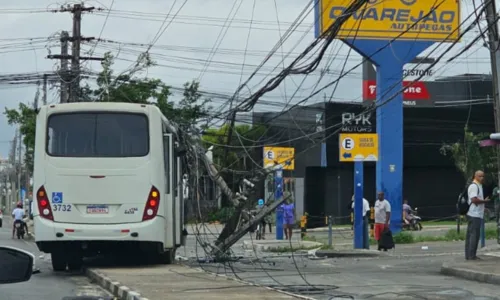 
				
					Ônibus bate em poste e afeta fornecimento de energia
				
				
