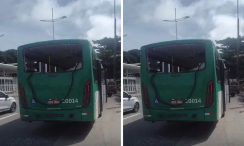 
				
					Ônibus com torcedores do Vitória é atingido por bomba em Salvador
				
				