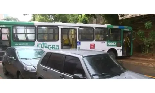  				 					Ônibus derrapa e fica atravessado em via de Salvador 				 				