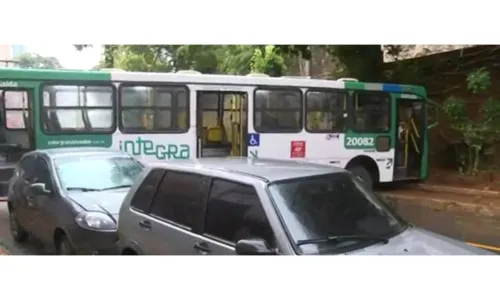 
				
					Ônibus derrapa e fica atravessado em via de Salvador
				
				