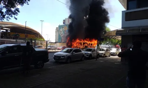 
				
					Ônibus pega fogo no bairro do Comércio após pane elétrica
				
				