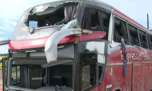 
				
					Ônibus tomba na BR-242 e deixa 23 pessoas feridas na Bahia
				
				