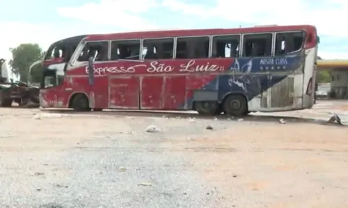 
				
					Ônibus tomba na BR-242 e deixa 23 pessoas feridas na Bahia
				
				