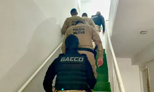 
				
					Operação investiga policiais por extorsão e tráfico de drogas na Bahia
				
				