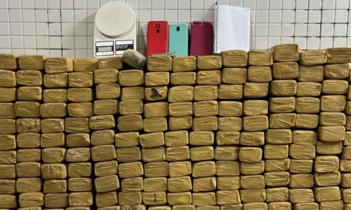 
				
					PM apreende mais de 160 kg de droga durante ronda
				
				