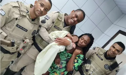 
				
					PMs salvam bebê engasgado com leite materno em Salvador
				
				