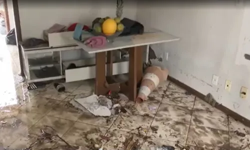  				 					Pai salva esposa e filho de alagamento em Feira de Santana 				 				