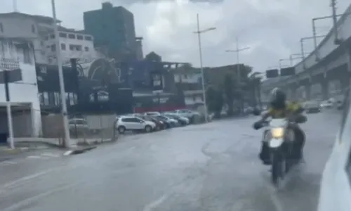 
				
					Pancada rápida de chuva alaga principais avenidas de Salvador
				
				