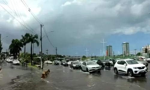 

					Pancada rápida de chuva alaga principais avenidas de Salvador

				