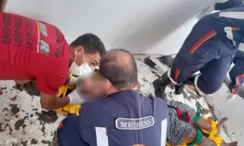 
				
					Pedreiro cai em pé e sobrevive após despencar de 5 metros na Bahia
				
				