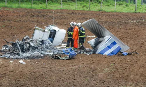 

					Piloto vítima de queda de avião na Bahia é enterrado em Pernambuco

				