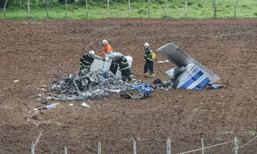 
				
					Piloto vítima de queda de avião na Bahia é enterrado em Pernambuco
				
				