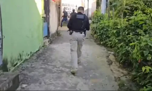 
				
					Polícia Civil faz operação contra o tráfico de drogas em Salvador
				
				