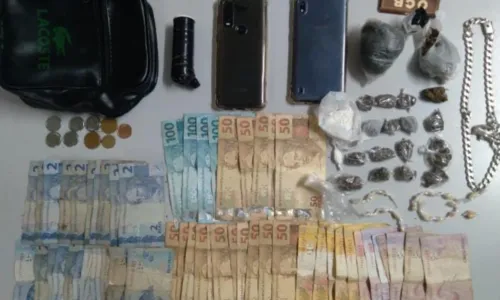 
				
					Polícia prende suspeito com diversas drogas em Ipiaú
				
				