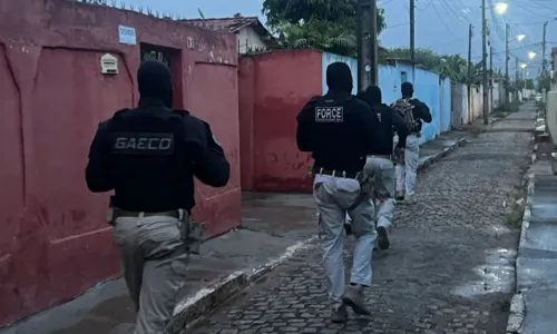 
				
					Policiais investigados por atuação em grupo de extermínio são presos
				
				