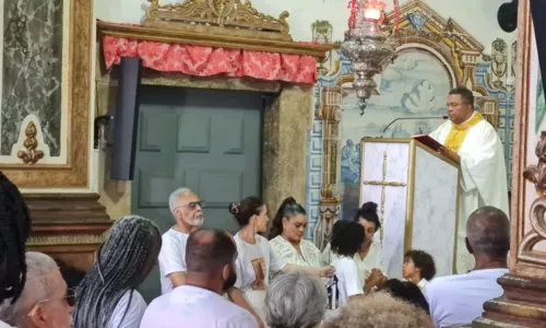 
				
					Preta Gil celebra missa com familiares e amigos em Salvador; FOTOS
				
				