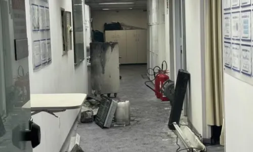 

					Princípio de incêndio assusta pacientes no Hospital Português

				