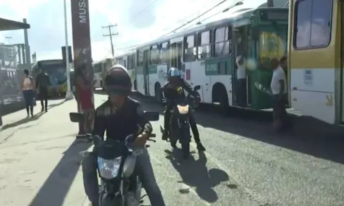 
				
					Protesto de trabalhadores causa fila de ônibus na estação Mussurunga
				
				