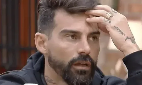 
				
					Radamés revela que foi amante de Viviane Araújo e atriz posta vídeo
				
				