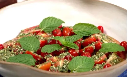 
				
					Receitas de Natal: aprenda a fazer salada de tomate com pesto
				
				