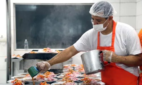 

					Restaurantes Populares de Salvador terão comida baiana gratuita

				