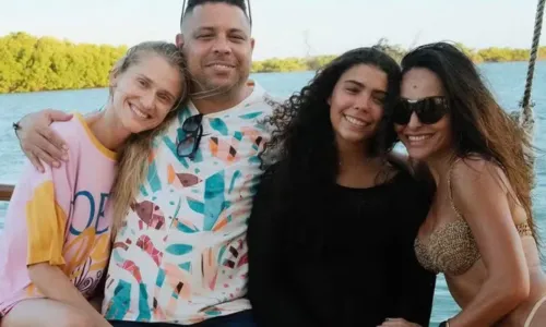 
				
					Ronaldo Fenômeno curte fim do ano no sul da BA com filhos e esposa
				
				