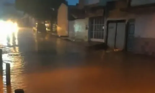 
				
					Ruas ficam alagadas e carro boia após chuvas em Guanambi
				
				