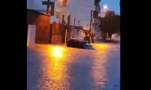 
				
					Ruas ficam alagadas e carro boia após chuvas em Guanambi
				
				