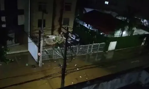  				 					Salvador tem casas e ruas alagadas após chuva forte na madrugada 				 				