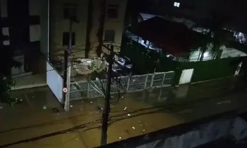 	Salvador tem casas e ruas alagadas após chuva forte na madrugada	