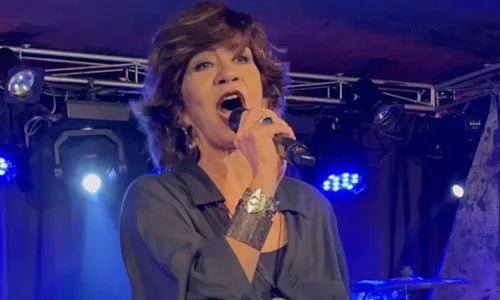 
				
					Sandra Pêra canta Belchior na Sala do Coro em Salvador
				
				