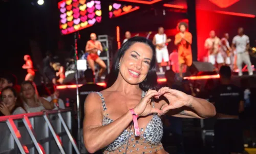
				
					Scheila Carvalho 'mete' dança em ensaio e posa com Carla Perez; veja
				
				