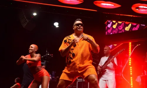 

					Scheila Carvalho 'mete' dança em ensaio e posa com Carla Perez; veja

				