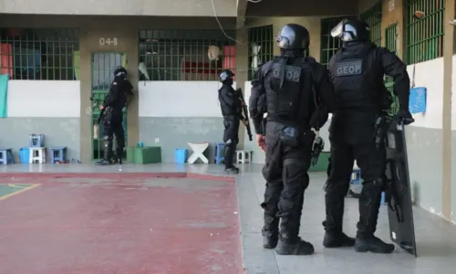 
				
					Segurança máxima: líderes de facções criminosas da BA são transferidos
				
				