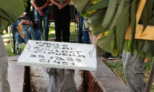 
				
					Sob comoção, corpo de PC Siqueira é velado em cemitério de São Paulo
				
				