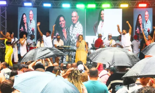 
				
					Sob forte chuva, Banda Mel encerra 'Viva Salvador' no Parque da Cidade
				
				