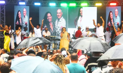  				 					Sob forte chuva, Banda Mel encerra 'Viva Salvador' no Parque da Cidade 				 				