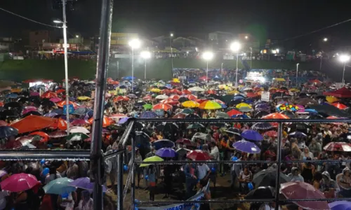 
				
					Sob fortes chuvas, moradores de Cajazeiras exaltam Davi: 'Vencemos'
				
				