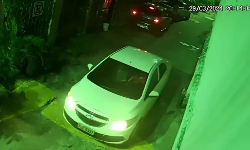 	Suspeitos abordam homem com criança e roubam carro em Salvador; vídeo	