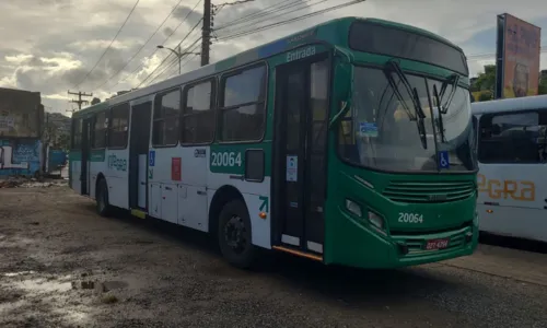 
				
					Suspeitos vestidos com uniforme de empresa assaltam ônibus em Salvador
				
				