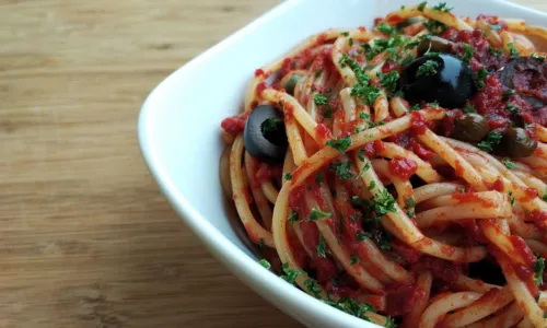  				 					Tá em cima da hora? Aprenda a preparar o spaguetti alla puttanesca 				 				
