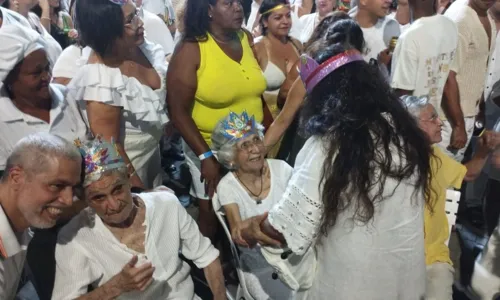 
				
					Terno de Reis 'Filhos do Sol' reúne família Veloso em Santo Amaro
				
				