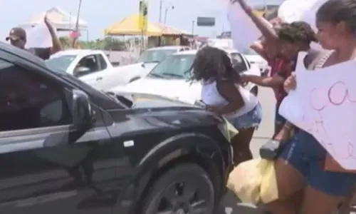 
				
					Tia de jovem que teve braço amputado é atropelada em protesto
				
				