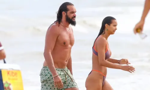 
				
					Top model Lais Ribeiro e marido aproveitam praia em Trancoso, na BA
				
				