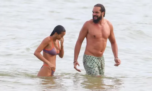 
				
					Top model Lais Ribeiro e marido aproveitam praia em Trancoso, na BA
				
				