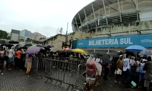 
				
					Torcedores do Bahia enfrentam chuva em fila para ingressos do Ba-Vi
				
				