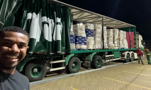 
				
					VÍDEO: Davi comemora doação de dois caminhões com suprimentos no RS
				
				