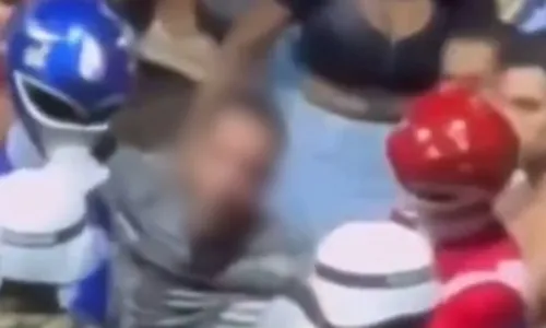 
				
					Vídeo: 'Power Rangers' salvam folião após agressão no Carnaval
				
				